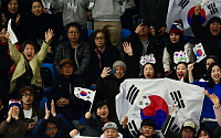 [포토] '매스스타트 은메달' 김보름 맞아주는 관중들