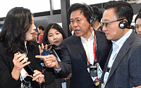 [포토] MWC2018, 관계자 설명듣는 고동진-박정호