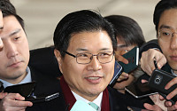 '불법자금 수수' 홍문종 검찰 출석 '혐의 부인'