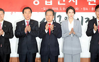 한국당, 길환영·배현진 입당 환영식…洪 “두 분 통해 국민적 심판 받겠다”