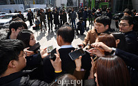 [포토] 취재진에 둘러쌓인 김효재 전 청와대 정무수석