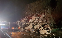 서천-공주 고속도로, 산사태로 양방향 교통통제…4명 부상·차량 3대 파손
