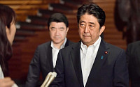 일본 아베 총리, 모리토모 스캔들에 지지율 14%P 급락