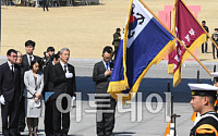 [포토] 태극기에 고개 숙인 일본 외무상