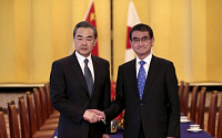 중국·일본 외교수장, 양국 정상회담·한반도 문제 논의…왕이 “한반도 변화, 모든 당사국이 환영”