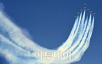 [포토] 서울 하늘 가르는 블랙이글스 전투기