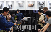 [포토] 다양한 카메라 가방 살펴보는 관람객들