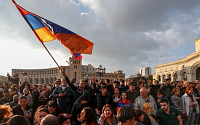 아르메니아 총리, 취임 6일 만에 사임…‘벨벳혁명’ 성공