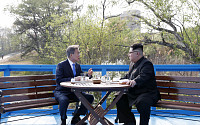 [남북정상회담] 문 대통령 “완전한 ‘비핵화’, ‘종전’ 선언…경협 공동 연구 기대 ”
