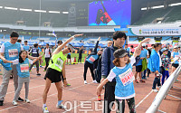 [포토] 몸풀기 운동하는 마라톤 참가자들