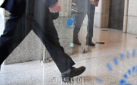 [포토] 금융감독원 첫발 딛는 윤석헌 금감원장