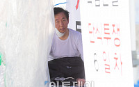 [포토] 깁스 내려놓은 김성태 자유한국당 원내대표