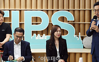 [포토] 스타트업 기업인들과 대화하는 김동연 부총리