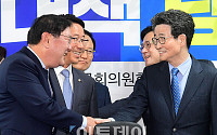 [포토] 악수하는 김태년 정책위의장-이목희 부위원장