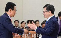 [포토] 대화하는 김동연 부총리, 이현재 의원