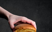[상품의속살] 닭다리 통살 프리미엄 버거로 한국인 입맛 저격...KFC ‘블랙라벨 클래식 버거’