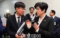 [포토] 대화하는 김영주 장관, 김성조 위원장