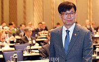 [포토] 연단 오르는 김상조 공정거래위원장