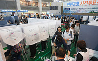 [포토] 출국 전 인천공항에서 투표하는 유권자들