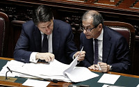 이탈리아 재무장관 “유로존 탈퇴 안한다…부채 비율 줄일 것”