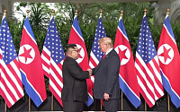 [북미정상회담] 트럼프-김정은, '세기의 만남' 역사적인 첫 악수