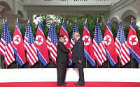 [북미정상회담] 트럼프 대통령, 빨간 넥타이 착용…북한 인공기 바탕색 고려한 '배려'