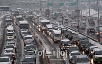 [포토]서울 폭설에 엉금엉금 차량들