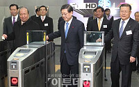 [포토]승강장으로 향하는 김황식 총리