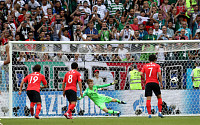 [2018 러시아 월드컵] '장현수 핸드볼 파울' 한국, 멕시코에 0-1로 뒤진 채 전반 종료
