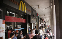 맥도날드·스타벅스, 인도서 일회용 플라스틱 금지 단속 적발