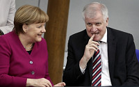 독일 내무장관 사의표명…난민정책 불화로 메르켈 정권 5개월만에 분열위기