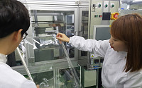 코오롱인더, 폴더블폰 개발회사에 ‘투명 폴리이미드 필름’ 테스트 제품 공급