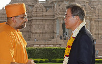 문 대통령 뉴델리 도착…첫 일정으로 악샤르담 힌두 사원 방문