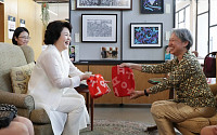 김정숙 여사, 싱가폴 총리 부인에게 패럴림픽 현수막으로 만든 가방 선물