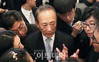 [포토]취재진 질문 받는 김승유 회장