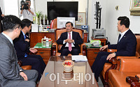 [포토] 한병도 정무수석과 대화하는 김병준 비대위원장
