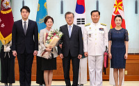 문 대통령, 심승섭 해군참모총장 보직신고 받아