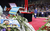 카자흐스탄 피겨영웅 데니스 텐, 1000여 명 참석한 채 장례식 엄수…용의자 2명 모두 검거