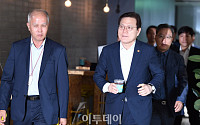 [포토] 최종구 금융위원장-이용우 한국카카오은행 대표
