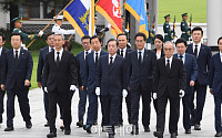 [포토] 현충탑으로 향하는 자유한국당