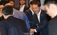 [포토] 국민연금기금운용위원들과 인사 나누는 박능후 장관