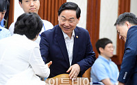 [포토] 사회관계장관회의, 장관들과 인사하는 김상곤 부총리