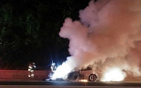 리콜 결정한 BMW 520d 주행 중 또 화재… 차량 절반 불에 타