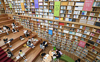 [포토] 시원하고 쾌적한 도서관에서 즐기는 피서