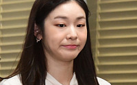 [포토] 김연아, 어색한 미소