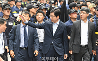 [포토] 김경수 경남지사, 지지자들에게 손 흔들며 특검 출석