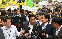 [포토] 지지자들의 응원 받으며 특검 출석하는 김경수 경남지사