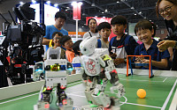 [포토] 대한민국 과학창의축전에서 즐기는 로봇 축구