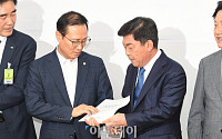 [포토] 박성택 중기중앙회장, 국회 찾아 정책 제안