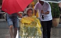 [포토] 2차 이산가족 상봉…우비, 우산으로 태풍을 막으며